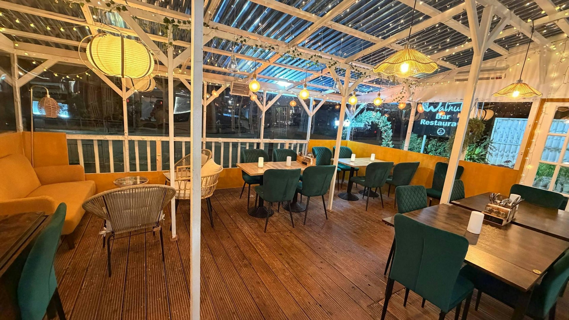 Walnut Bar & Restaurant Crow Road, Broomhill, Glasgow, G11 7PZ