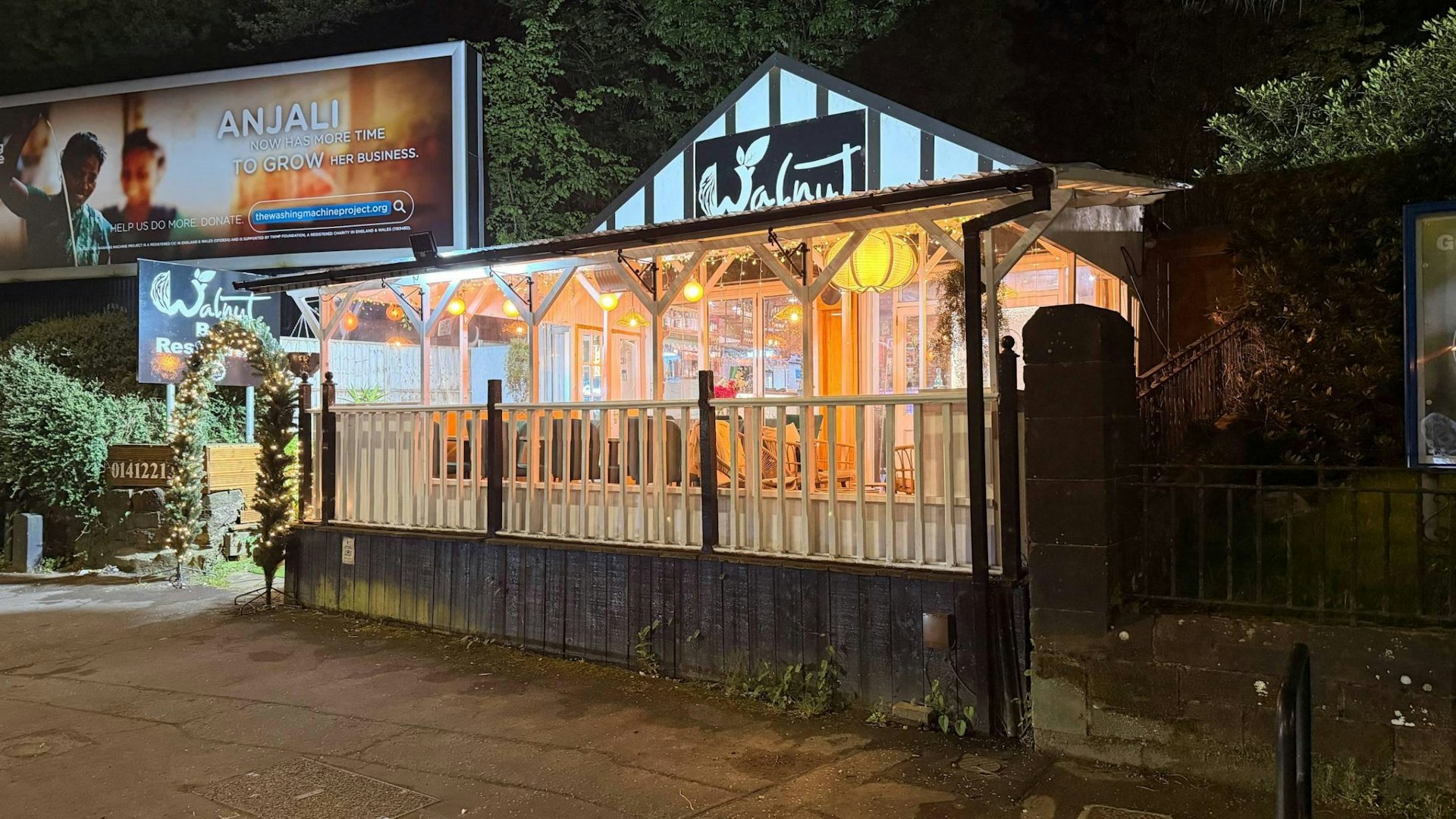 Walnut Bar & Restaurant Crow Road, Broomhill, Glasgow, G11 7PZ