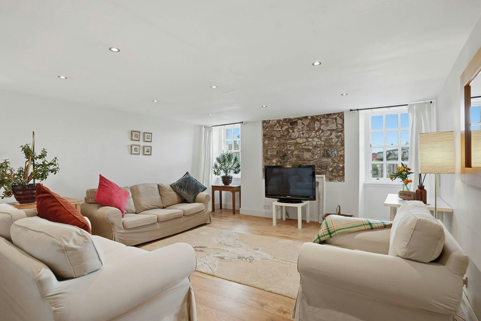 61/8 Bernard Street, Edinburgh, EH6 6SL