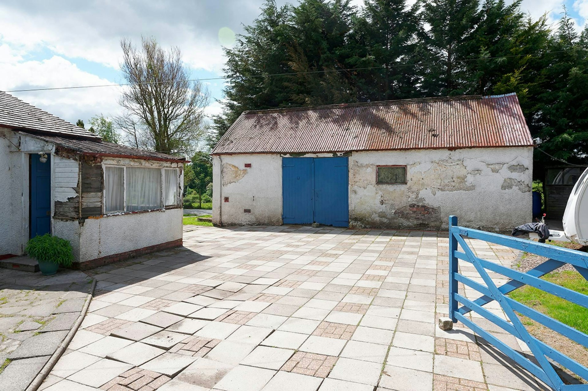 10 Kaimhill Holdings Crosslee Road, Bridge of… McEwan Fraser Legal