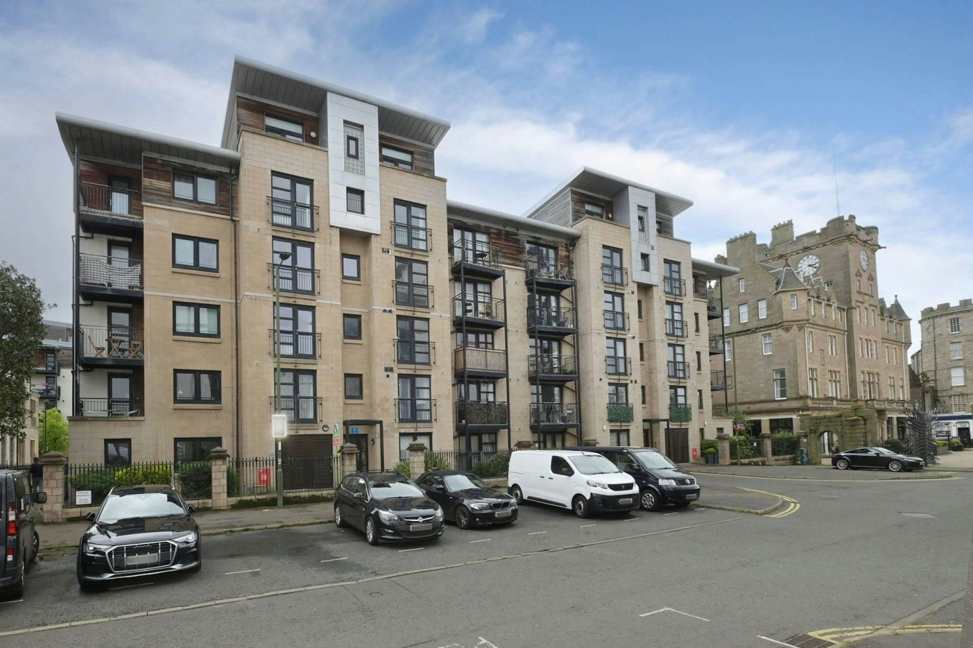 7/14 Tower Place, The Shore, Edinburgh, EH6 7BZ