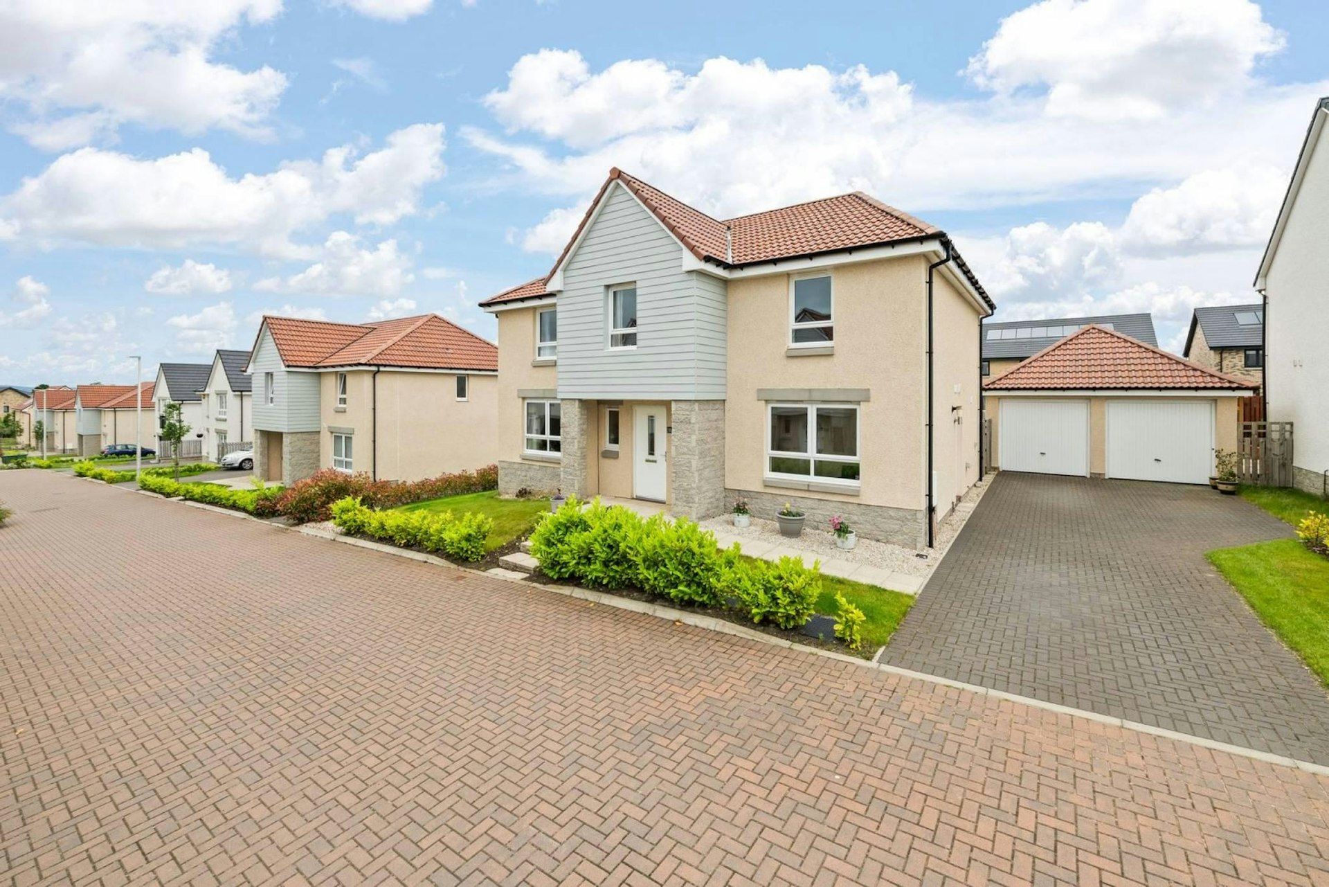 13 Adam Drive, Calderwood, East Calder, EH53 0PX