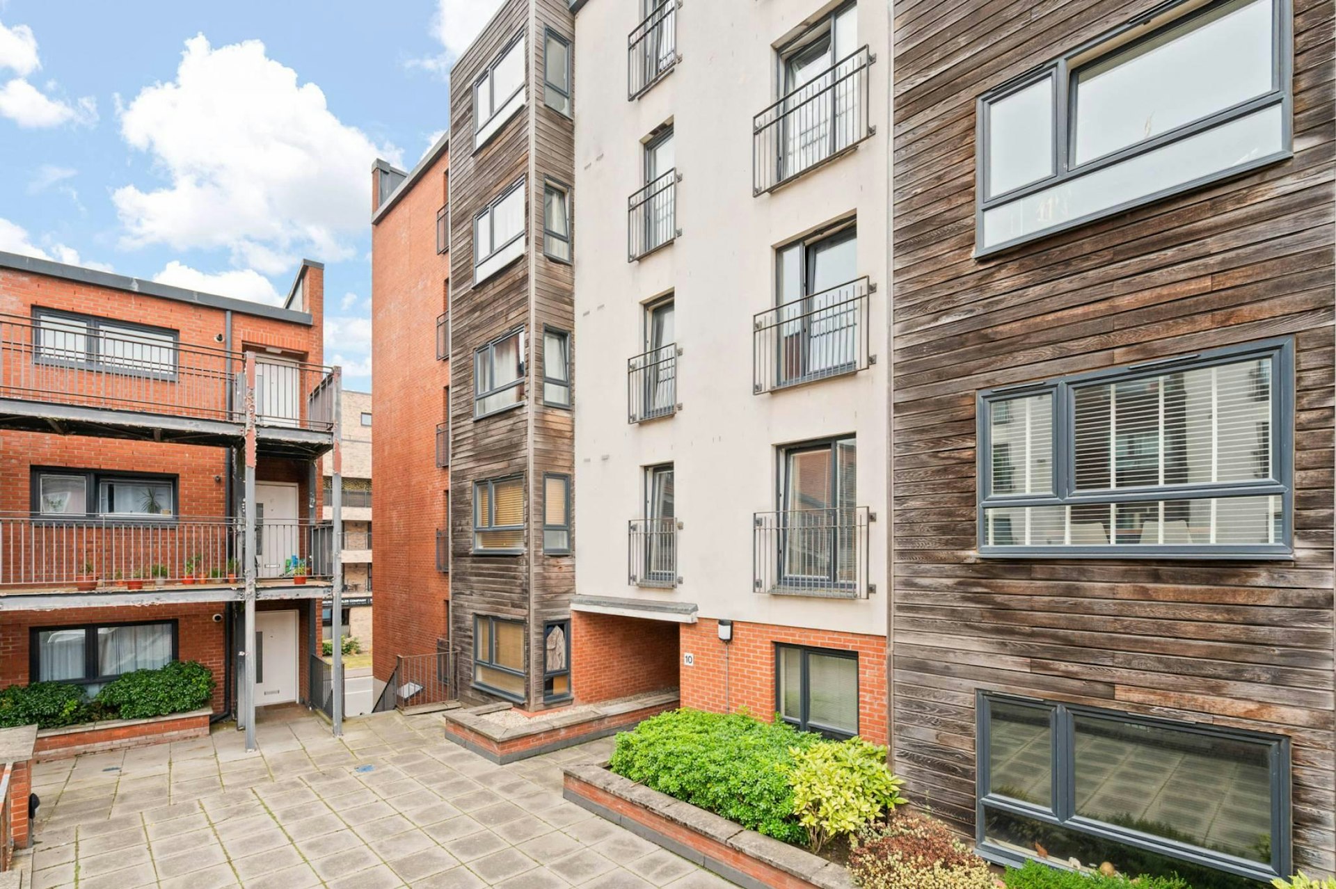 10/17 Salamander Court, Leith, Edinburgh, EH6 7JP